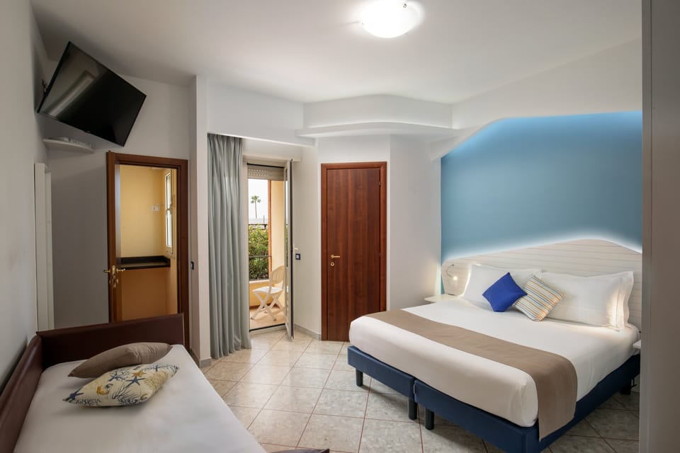 Family Room | Minibar, desk, free WiFi, bed sheets