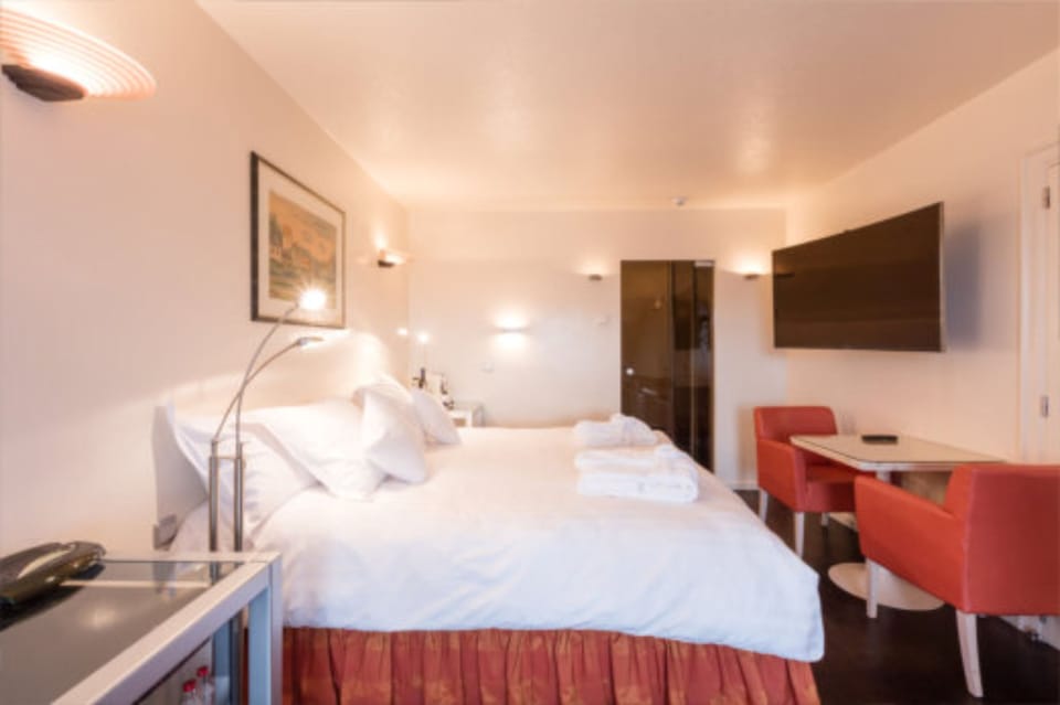 Standard Double Room, Garden View | Minibar, in-room safe, desk, cribs/infant beds