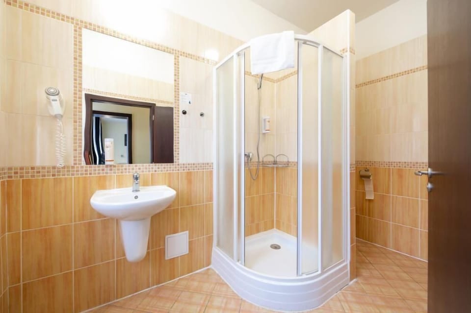 Basic Twin Room, 1 Bedroom, Garden View | Bathroom | Shower, hair dryer, towels, soap