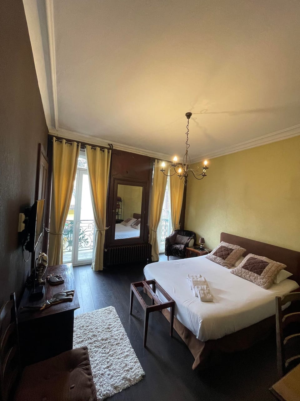 Comfort Double Room | Minibar, desk, blackout drapes, iron/ironing board