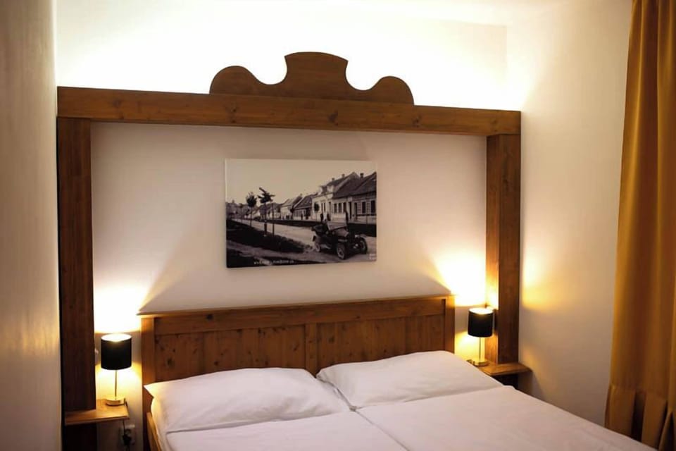 Deluxe Room | 1 bedroom, in-room safe, desk, iron/ironing board