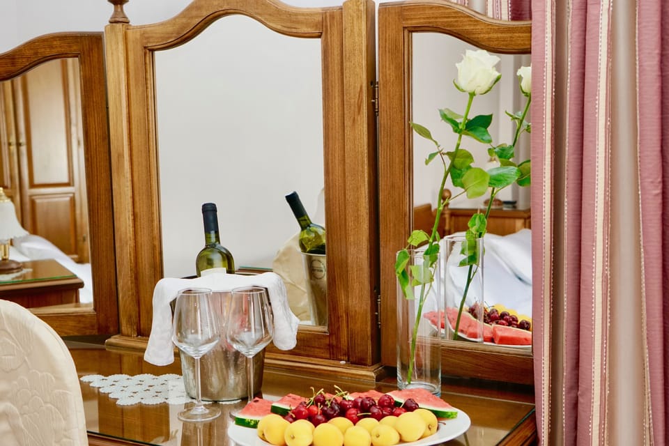 One bedroom apartment | Private kitchen | Full-size fridge, microwave, electric kettle