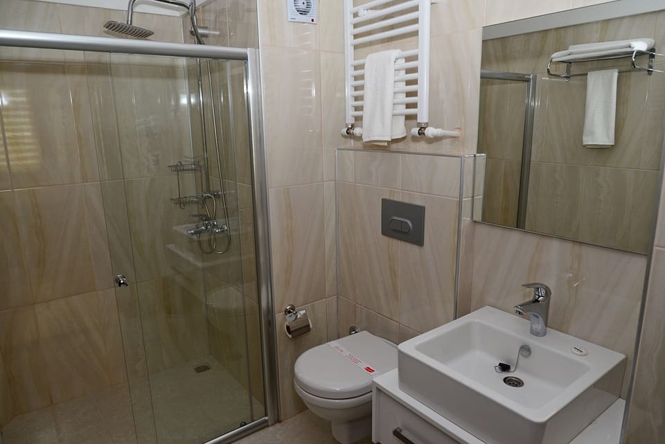 Shower, free toiletries, towels