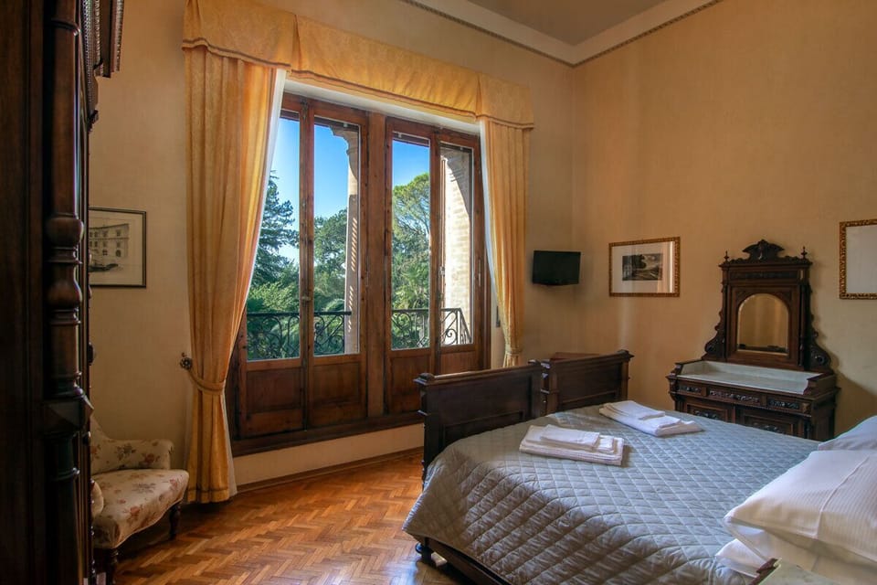 Deluxe Double Room | Minibar, in-room safe, desk, blackout drapes