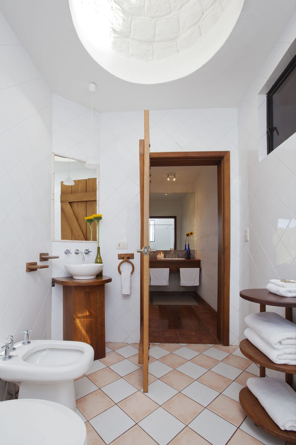 Combined shower/tub, deep soaking tub, designer toiletries