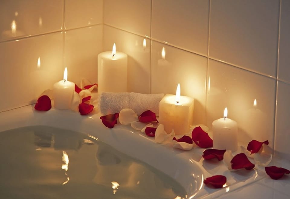 Combined shower/tub, deep soaking tub, designer toiletries