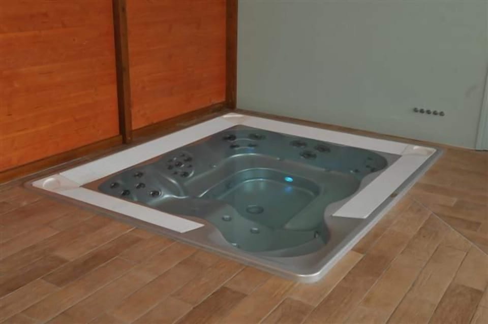 Indoor spa tub