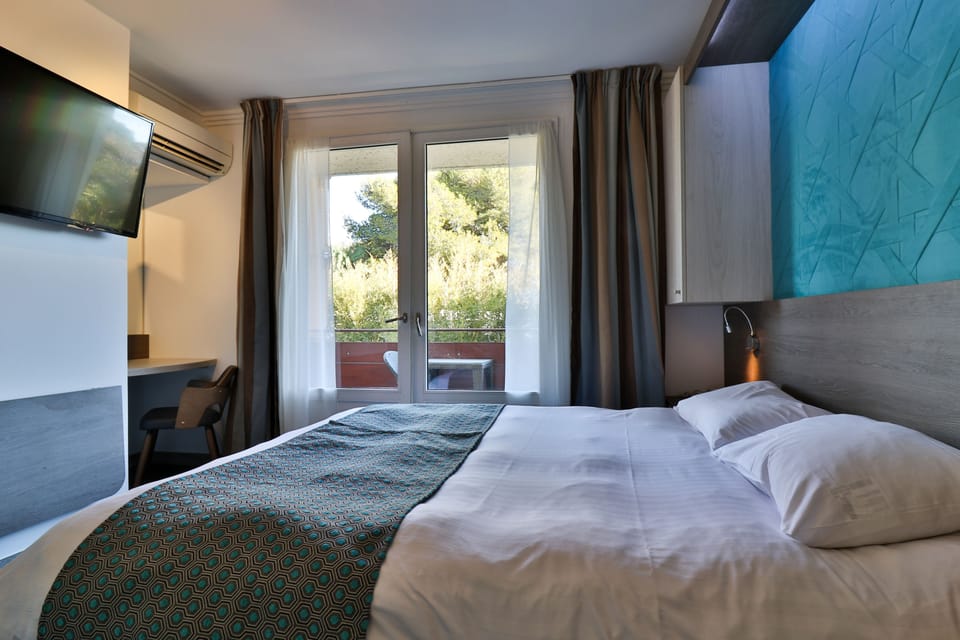 Traditional Double Room, Balcony | Minibar, in-room safe, individually decorated, individually furnished