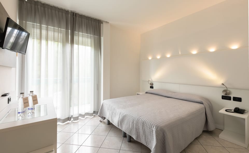 Deluxe Double or Twin Room | In-room safe, desk, WiFi (free)