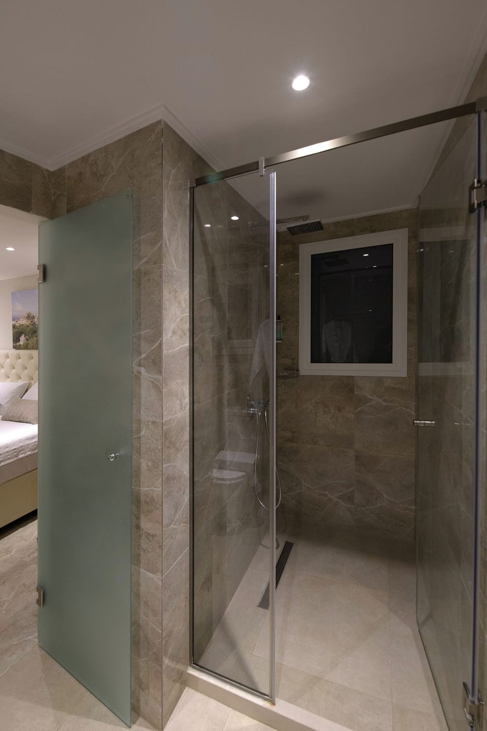 Deluxe Room | Bathroom | Hair dryer, towels