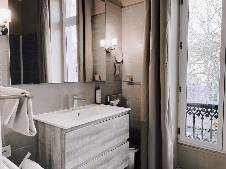 Standard Double Room | Bathroom | Hair dryer, towels, soap, shampoo