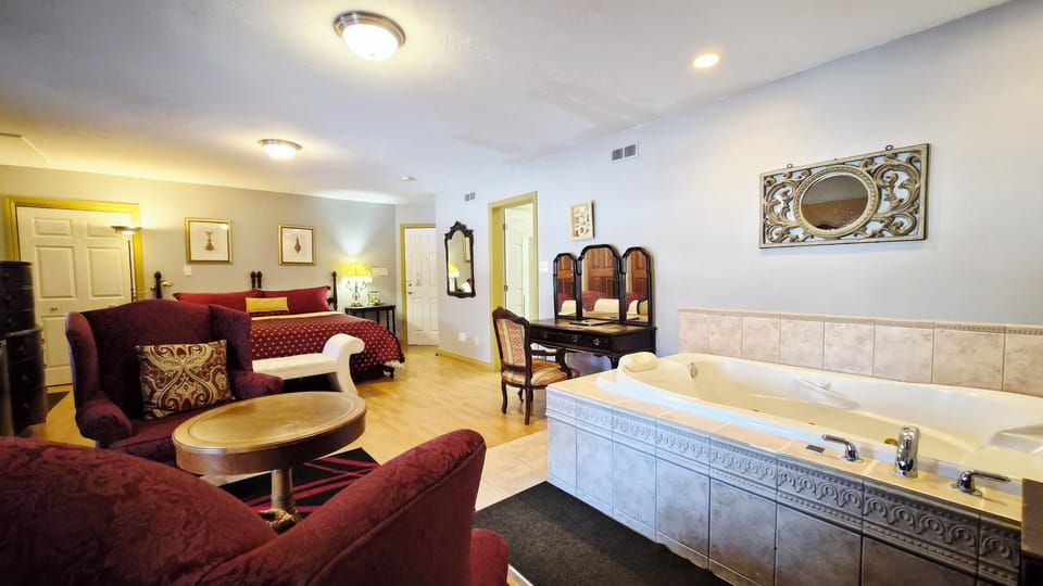 Honeymoon Suite, 1 King Bed, Balcony | Egyptian cotton sheets, premium bedding, pillowtop beds, minibar