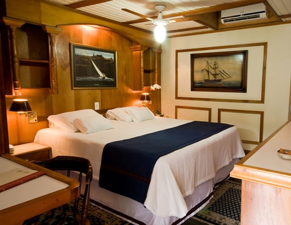 Suite | Hypo-allergenic bedding, in-room safe, blackout drapes, free WiFi