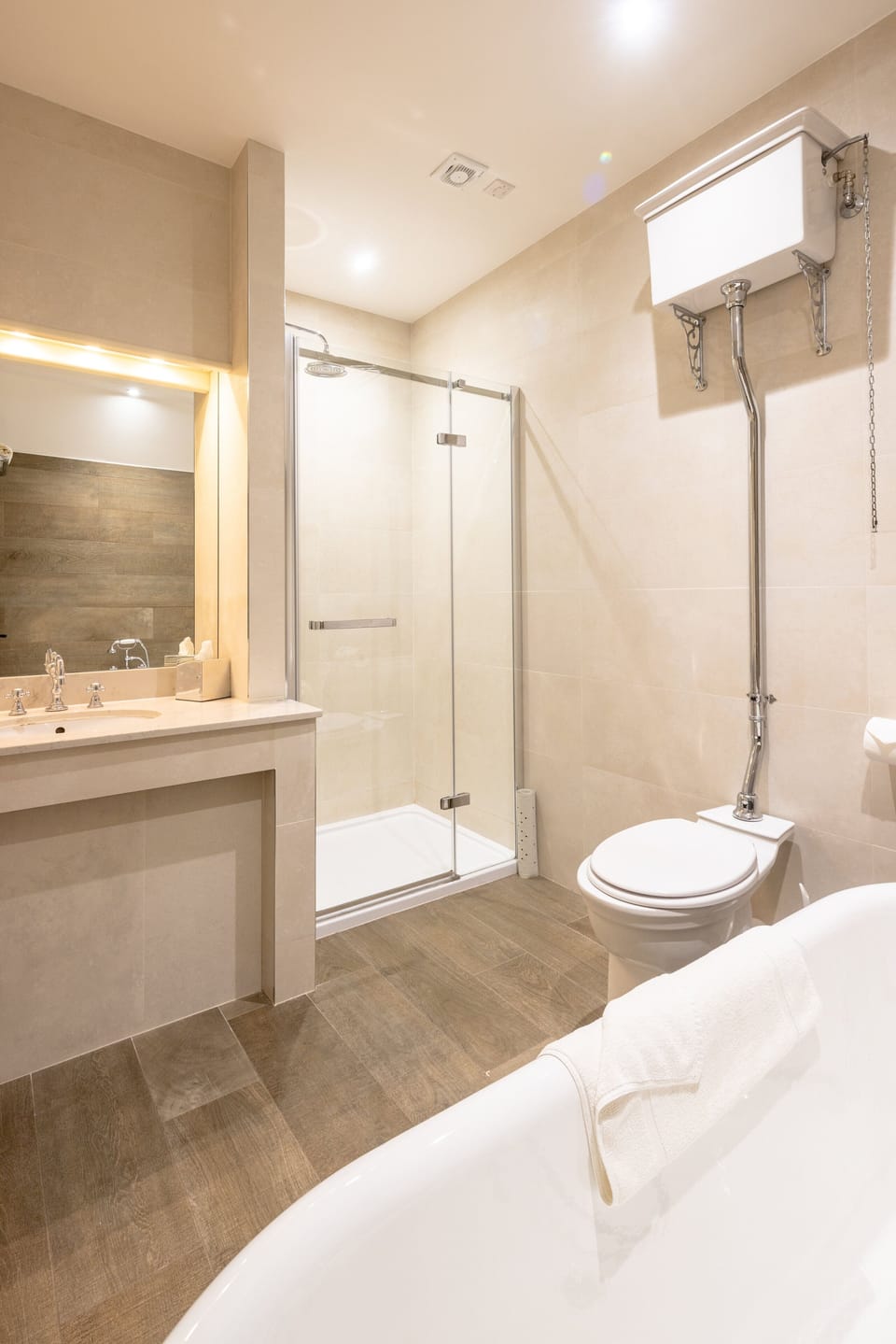 Superior Room | Bathroom | Combined shower/tub, free toiletries, hair dryer, towels