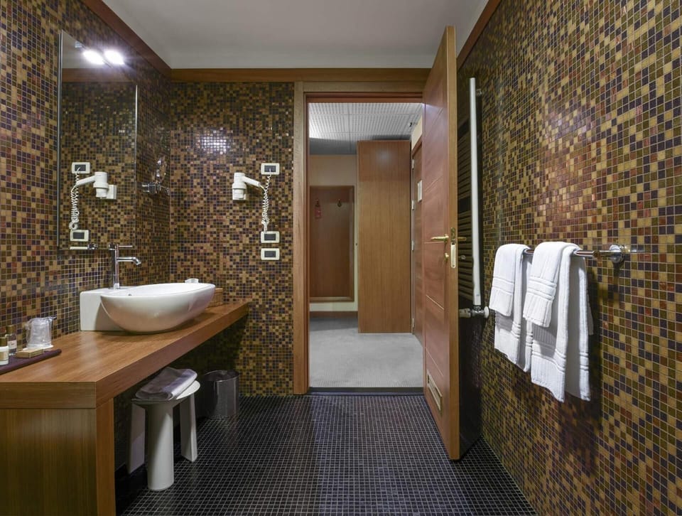 Deluxe Room, Lake View | Bathroom | Free toiletries, hair dryer, bathrobes, slippers