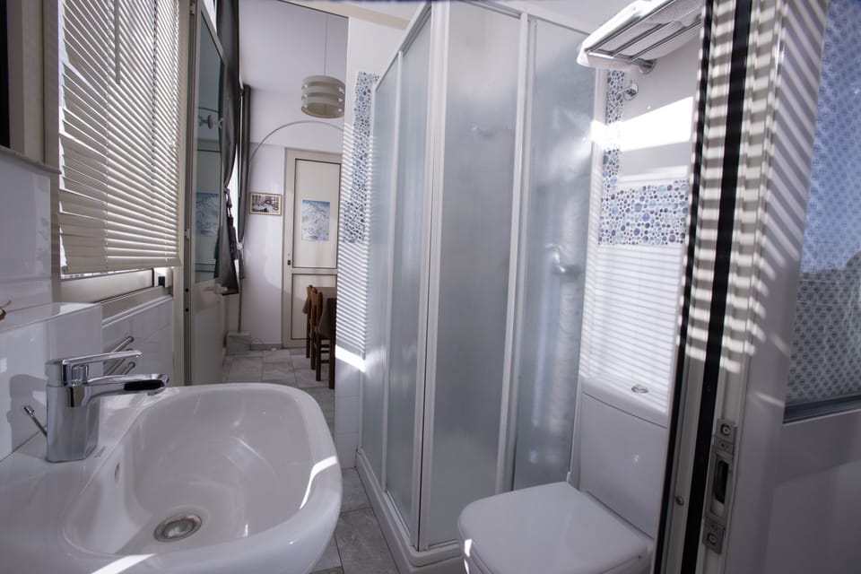 Studio | Bathroom | Shower, rainfall showerhead, hair dryer, towels