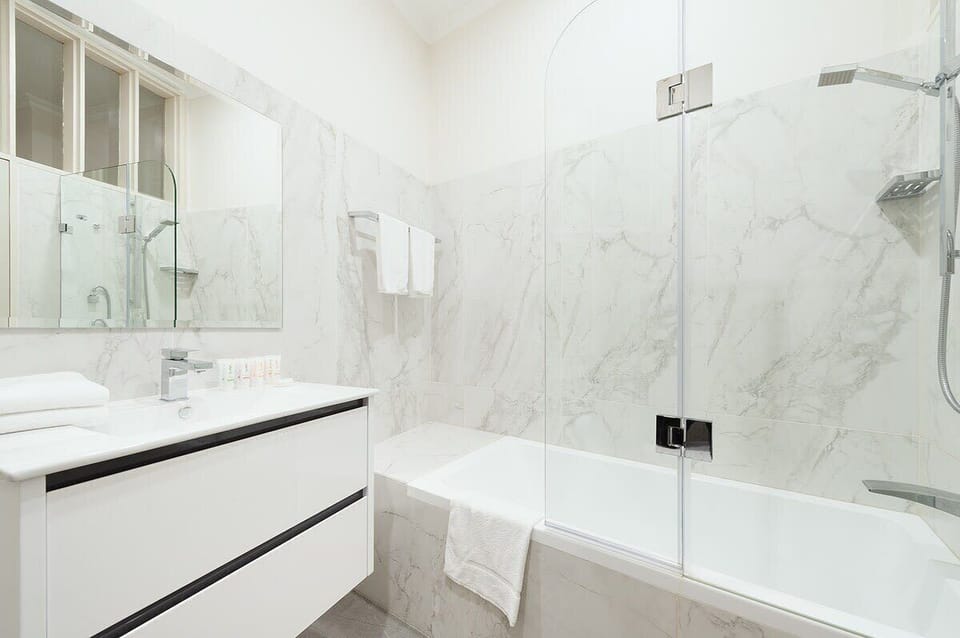 Modern and chic bathroom