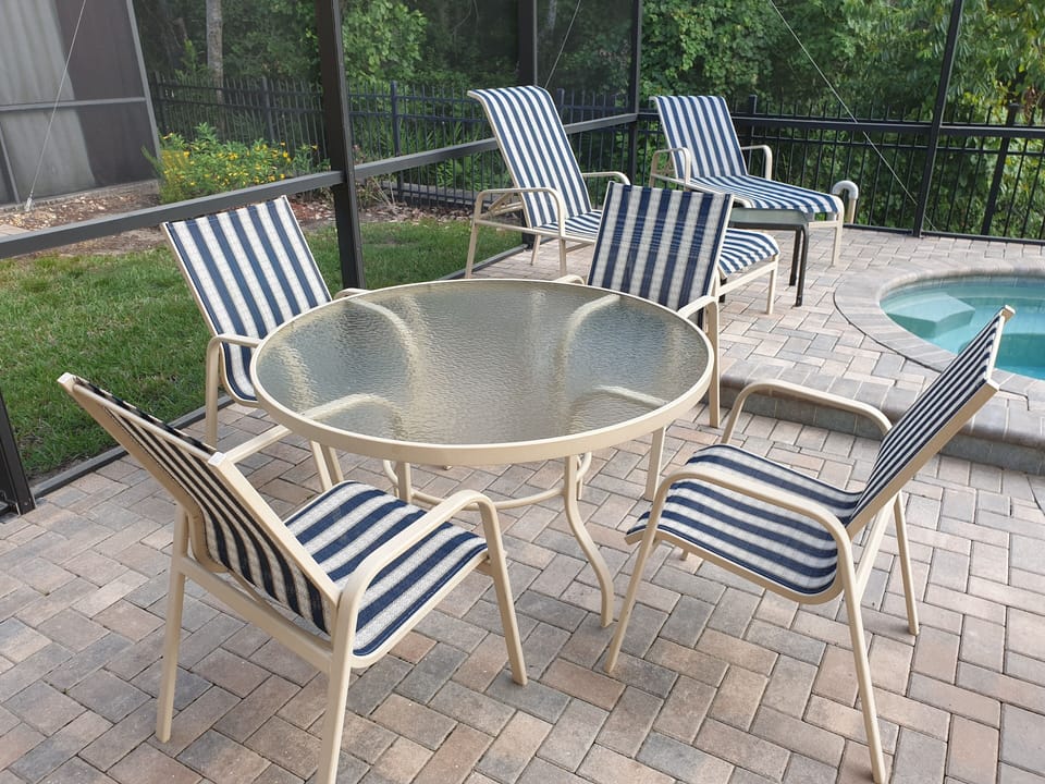 Additional informal dining area