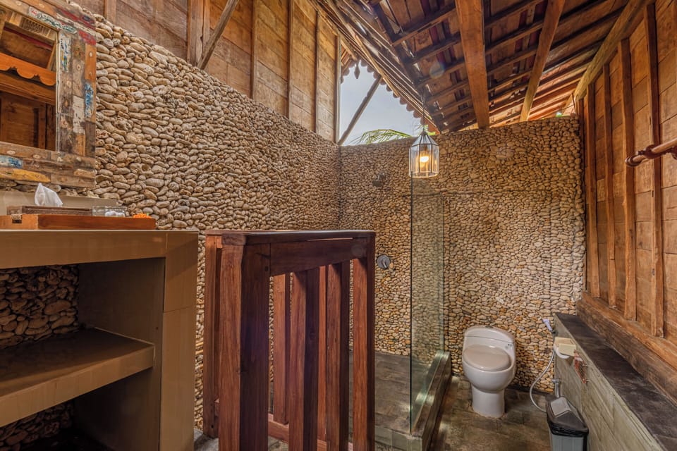 Shower, free toiletries, hair dryer, bathrobes