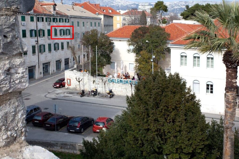 Apt. building