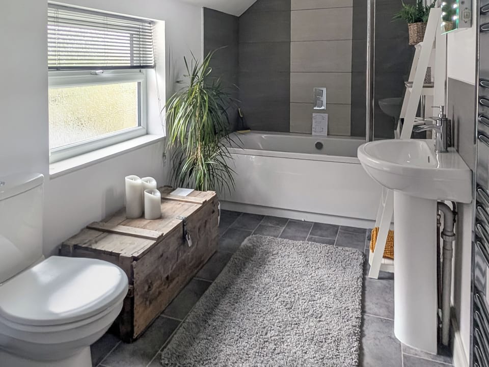 Relax in the tub | Dragonfly Cottage, Beverley 
