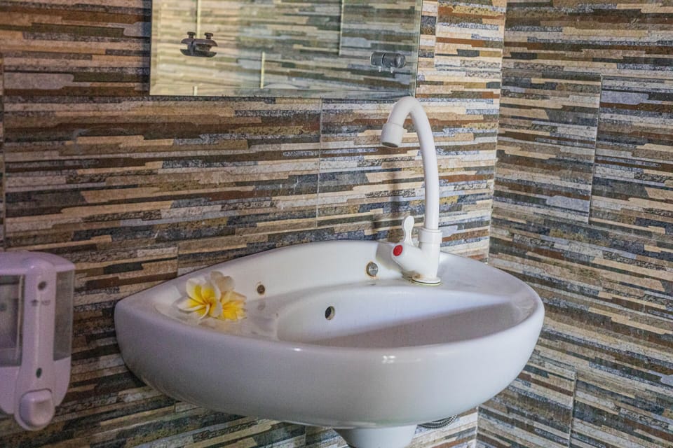 Deluxe Bungalow, Garden View | Bathroom | Shower, free toiletries, hair dryer, towels