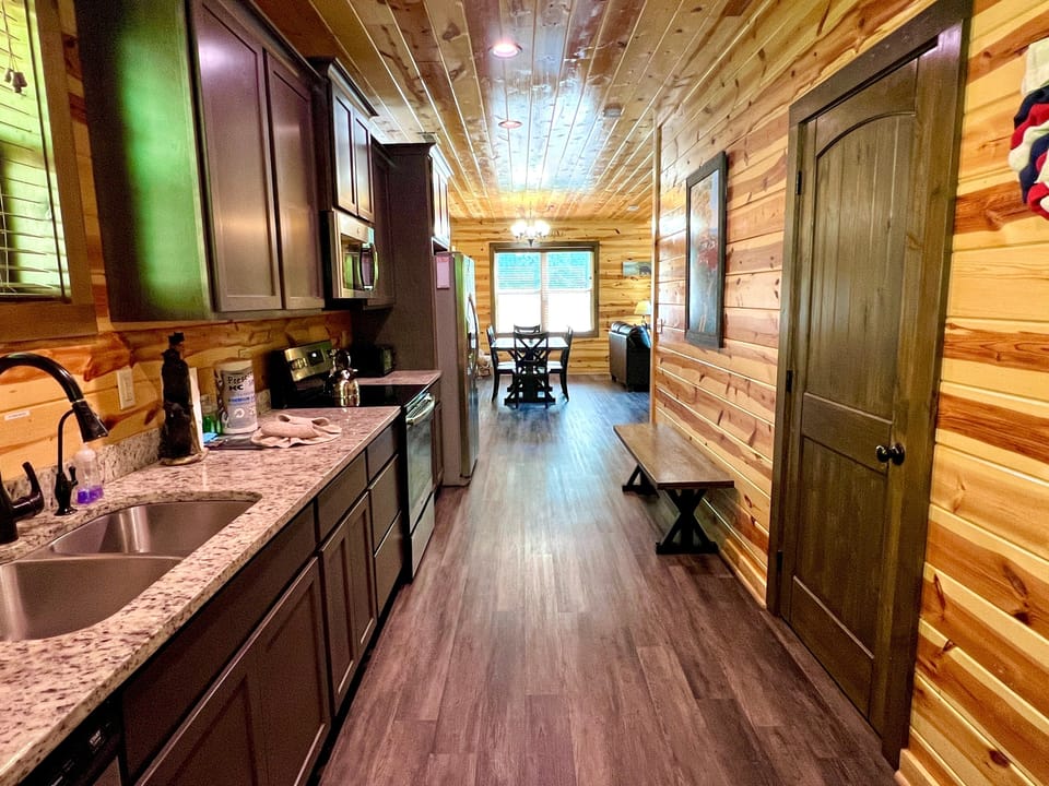 Cabin, 2 Bedrooms | Private kitchen | Coffee/tea maker, fridge, oven, toaster