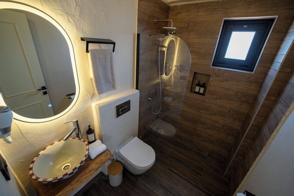 King Room with Pool View | Bathroom | Shower, hair dryer, slippers, towels