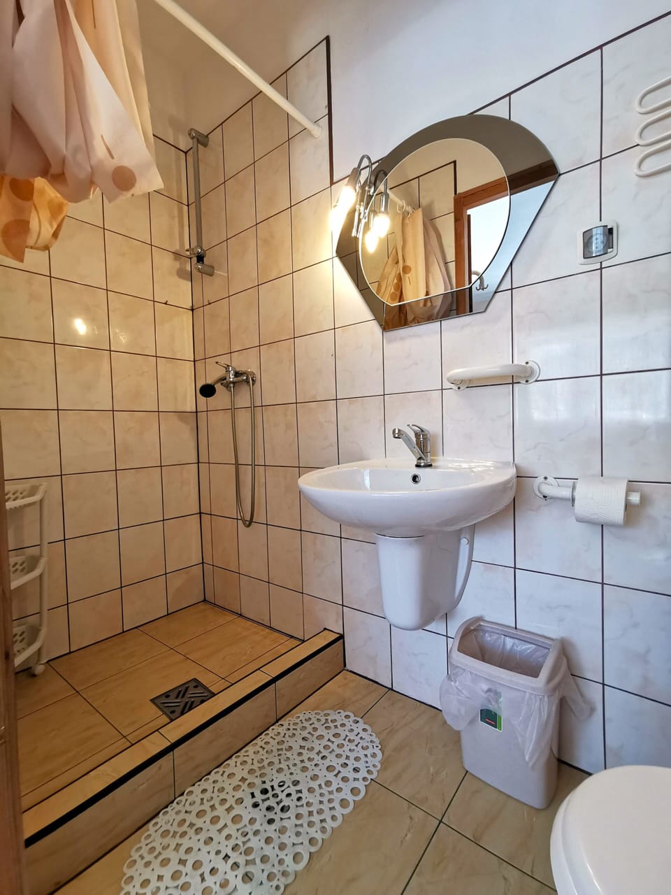 Quadruple Room (5) | Bathroom | Shower, towels