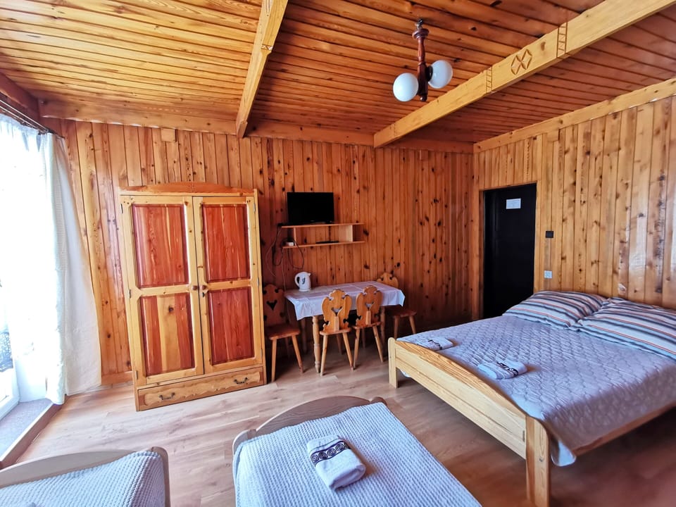 Family Room (1) | Laptop workspace, iron/ironing board, free WiFi, bed sheets