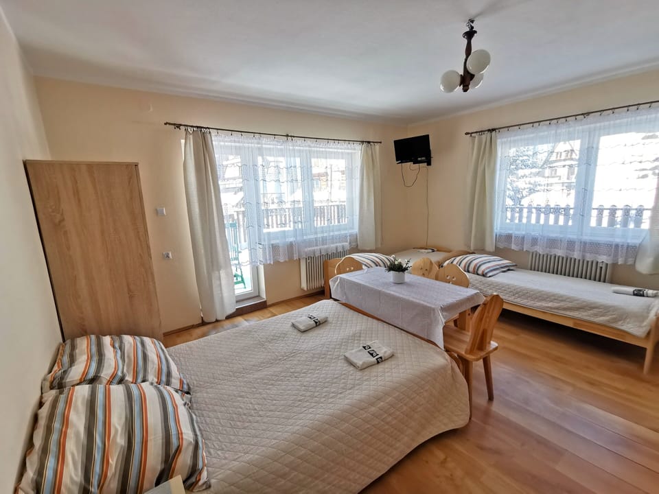 Quadruple Room (2) | Laptop workspace, iron/ironing board, free WiFi, bed sheets