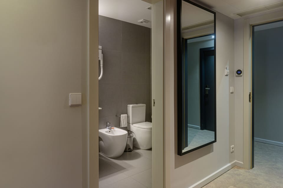 Triple Room | Bathroom | Combined shower/tub, free toiletries, hair dryer, towels