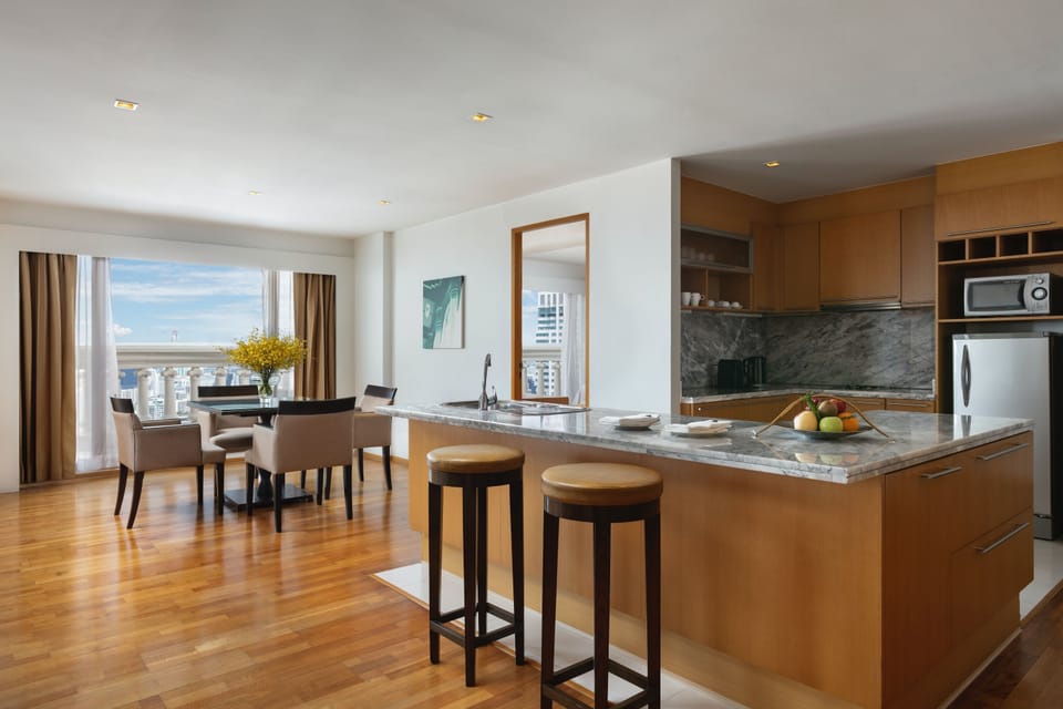 Tower Club Suite 2 Bedroom with Lounge | In-room dining
