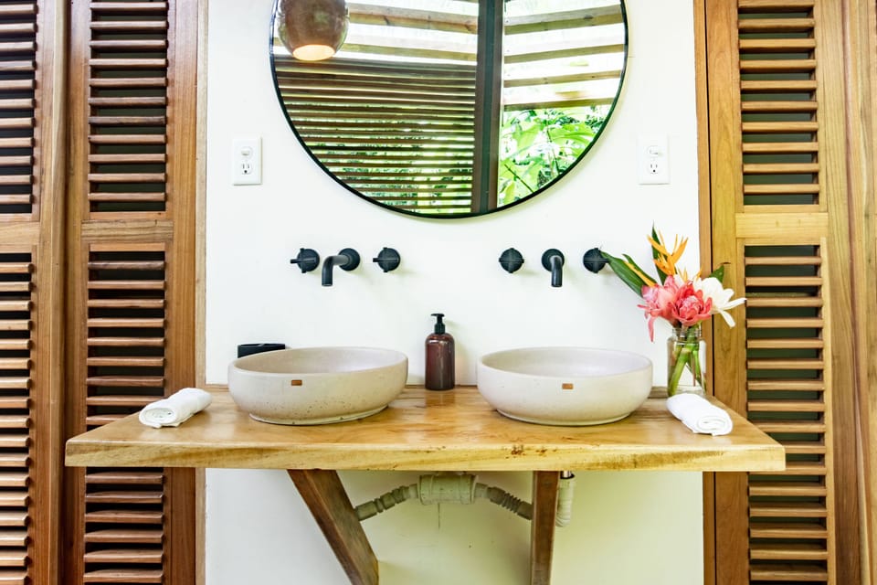 Ranfirest Queen Bungalow | Bathroom | Shower, rainfall showerhead, towels, soap