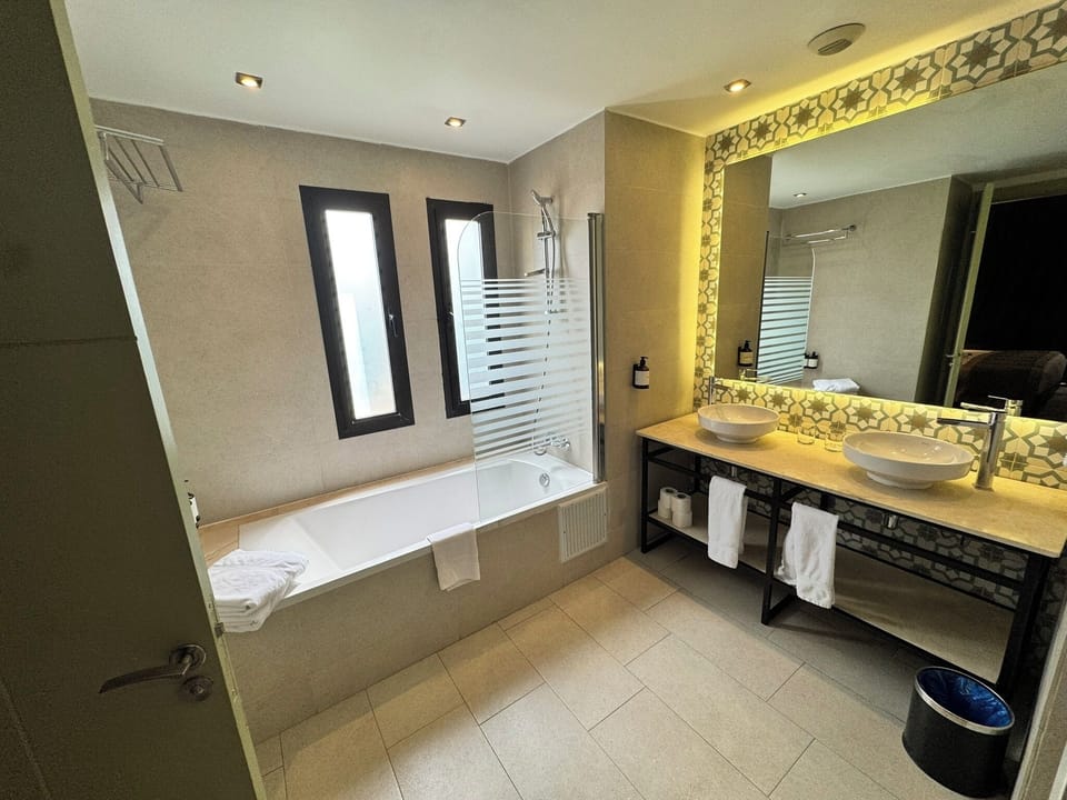 Junior Suite, Garden View | Bathroom | Shower, free toiletries, hair dryer, bidet