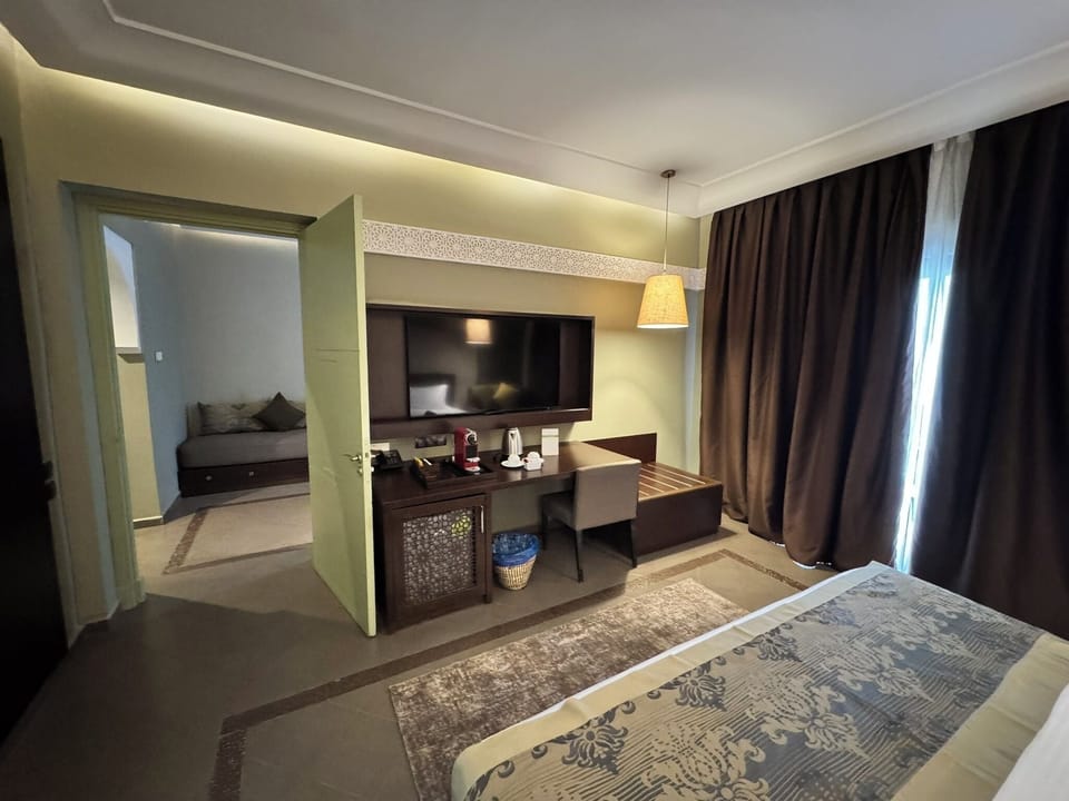 Junior Suite, Garden View | Minibar, in-room safe, desk, soundproofing