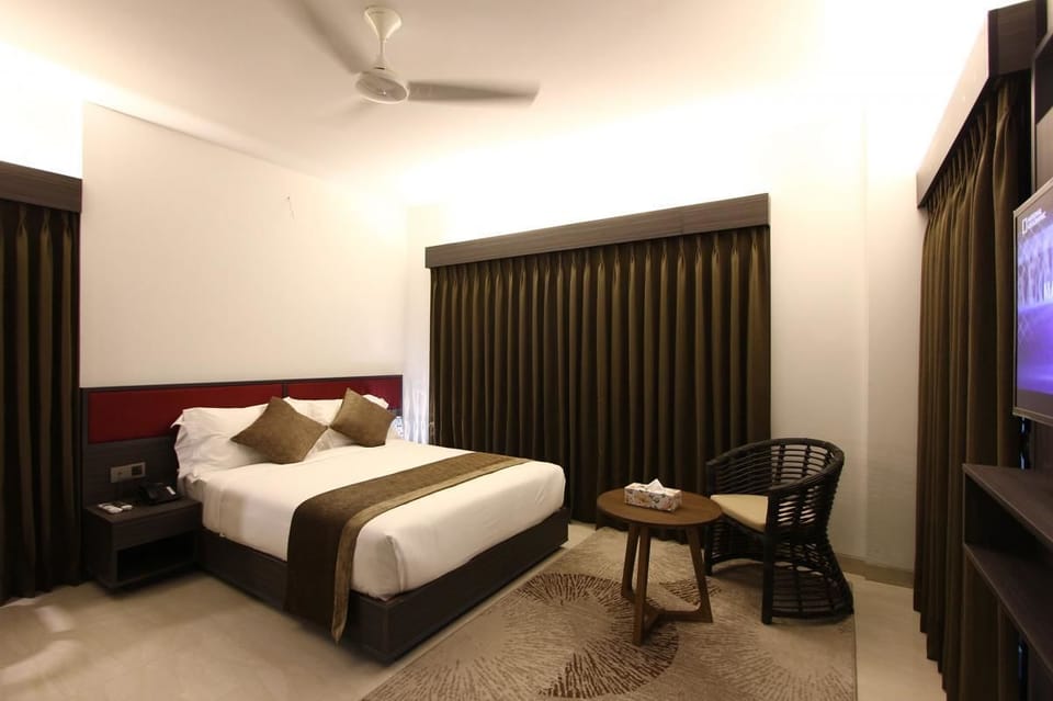 Deluxe Room | Minibar, in-room safe, desk, laptop workspace