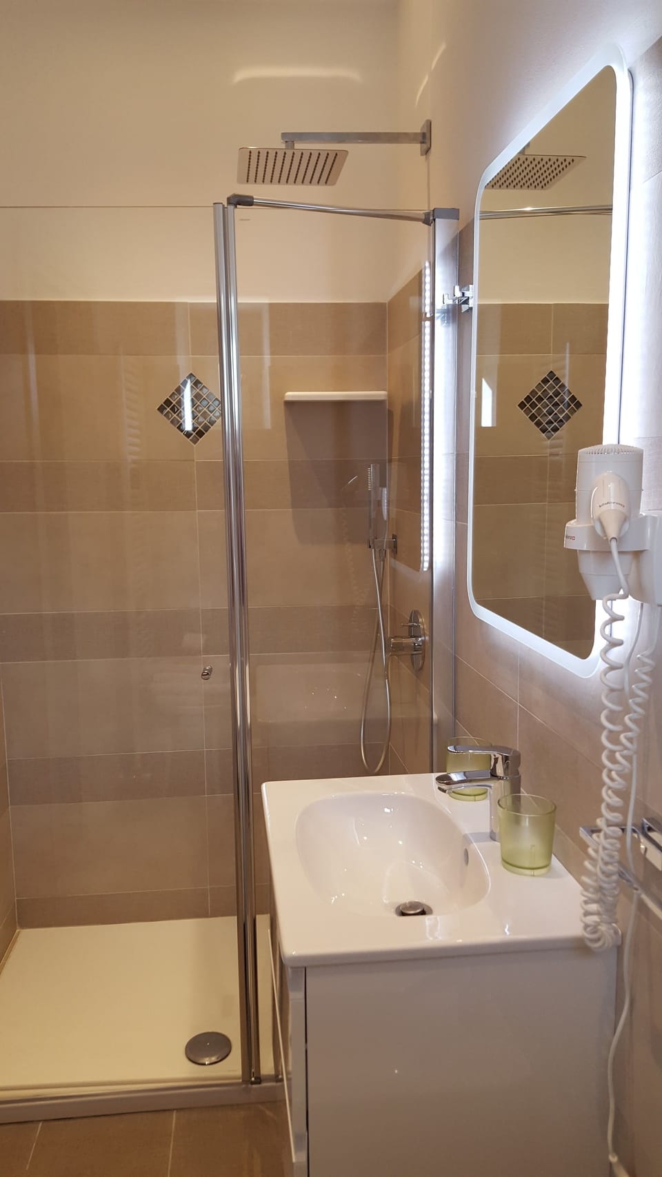 Superior Room, 1 King Bed, Garden View | Bathroom | Shower, rainfall showerhead, hair dryer, bidet