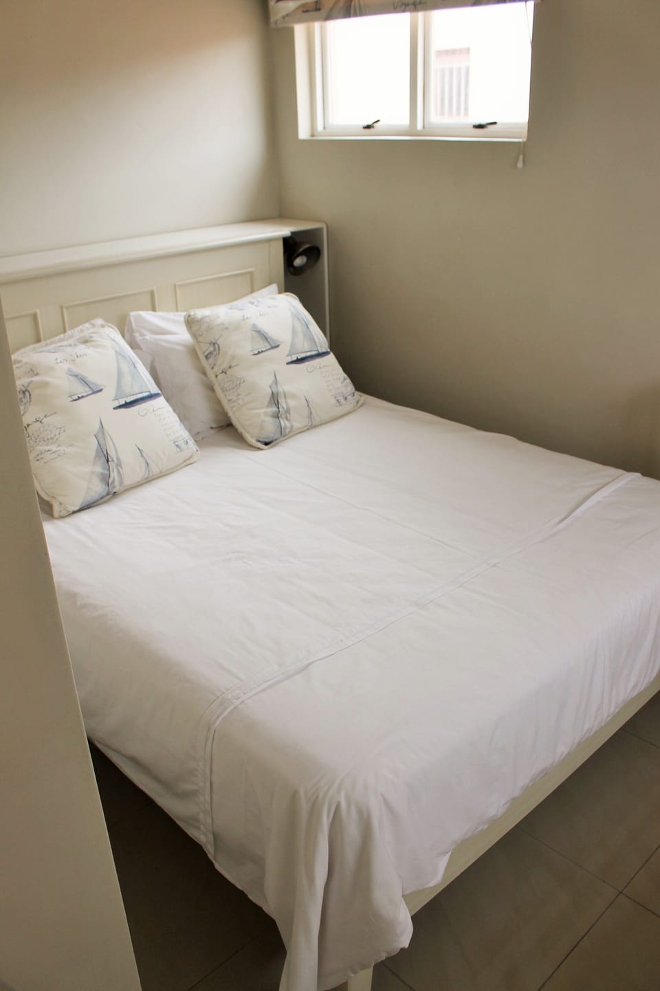 Basic Studio | Iron/ironing board, bed sheets