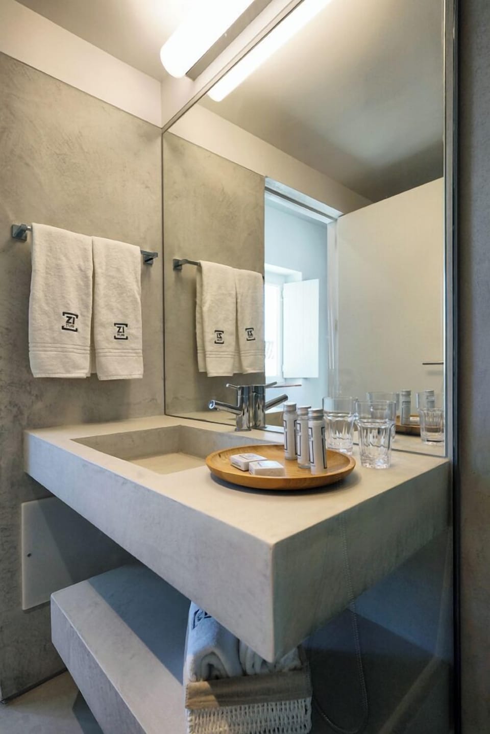 Classic Double or Twin Room | Bathroom | Shower, free toiletries, hair dryer, towels