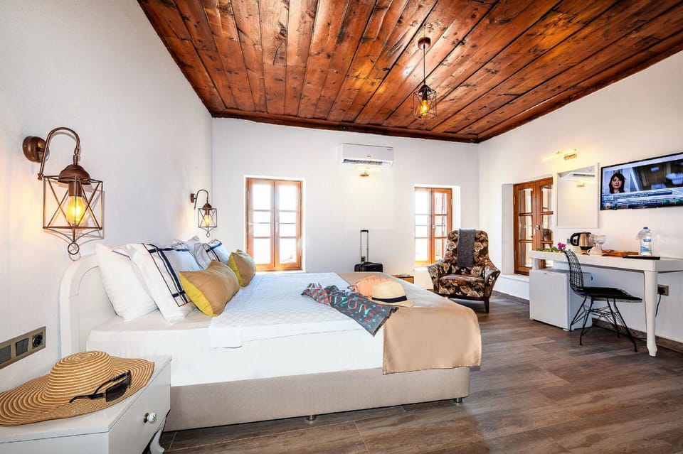 Sea View Suit Room | Egyptian cotton sheets, premium bedding, minibar, in-room safe