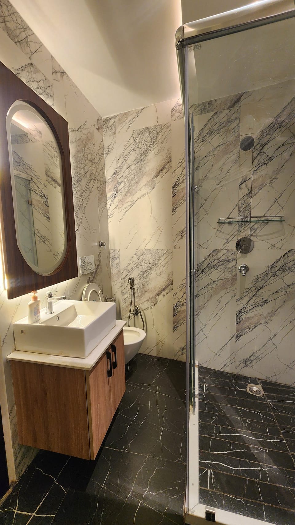 Deluxe Room | Bathroom | Shower, free toiletries, towels