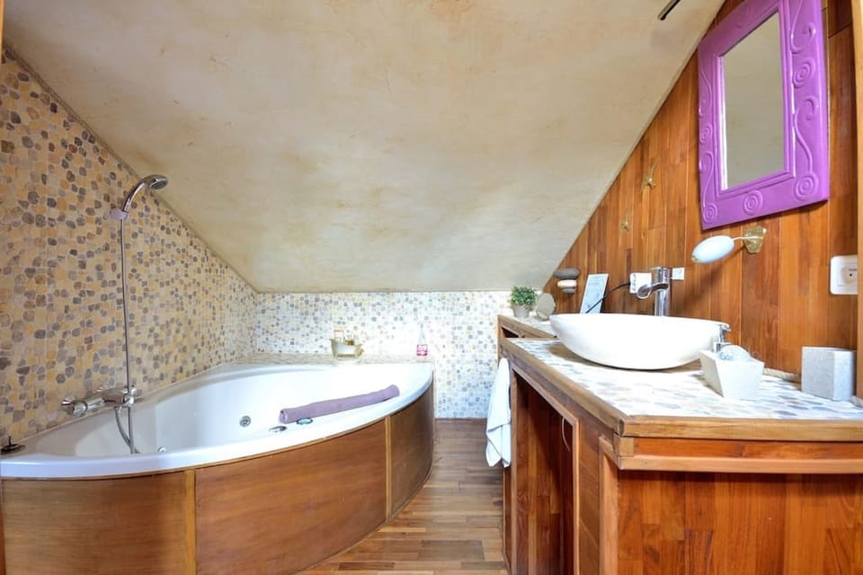 Family Double Room, Ensuite (Jacuzzi) | Bathroom | Combined shower/tub, jetted tub, hair dryer, towels