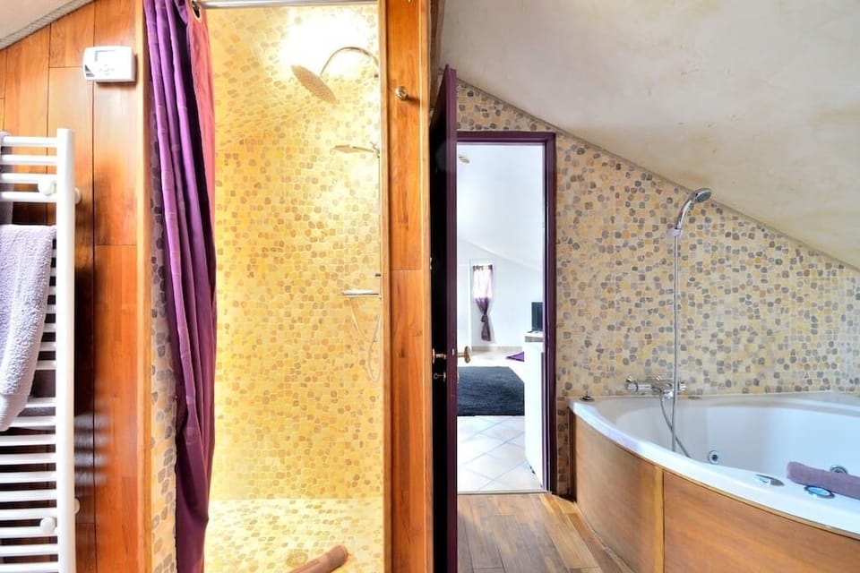 Family Double Room, Ensuite (Jacuzzi) | Bathroom | Combined shower/tub, jetted tub, hair dryer, towels