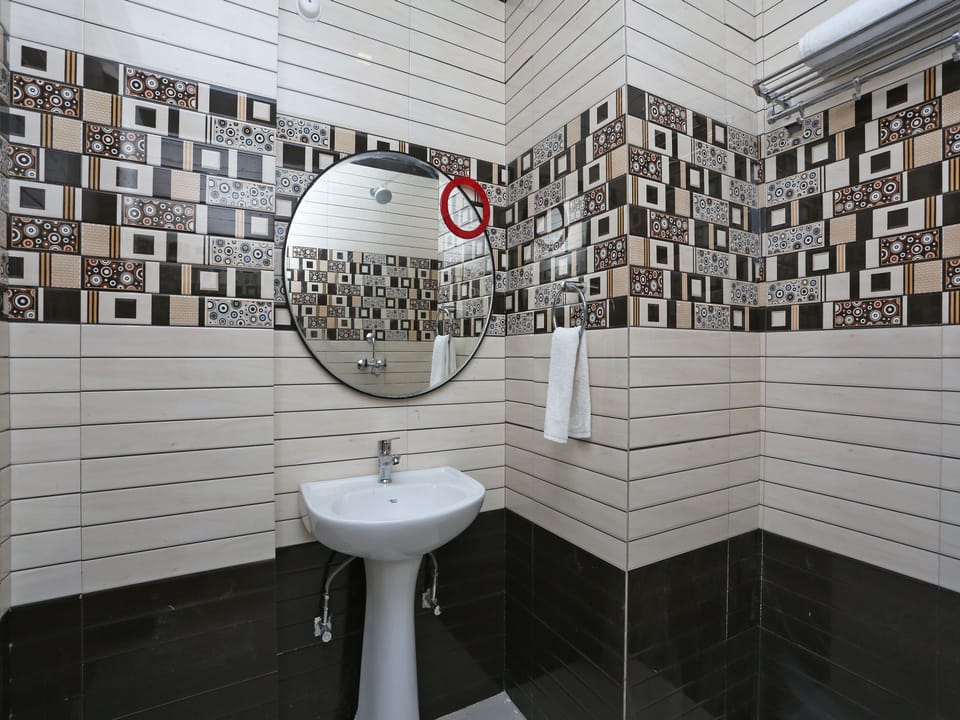 Deluxe Room | Bathroom | Shower, slippers, towels