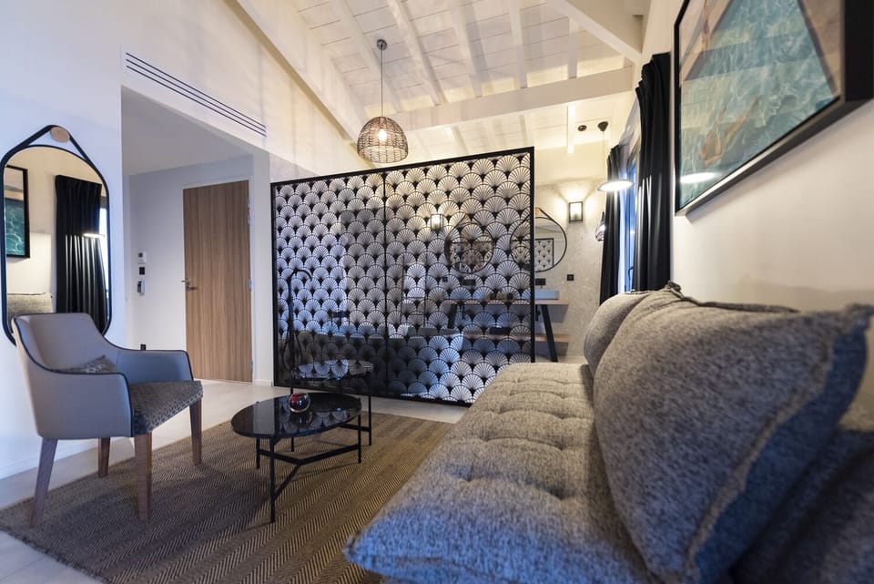 Luxury Quadruple Room (Premiere Ligne) | Living area | Flat-screen TV