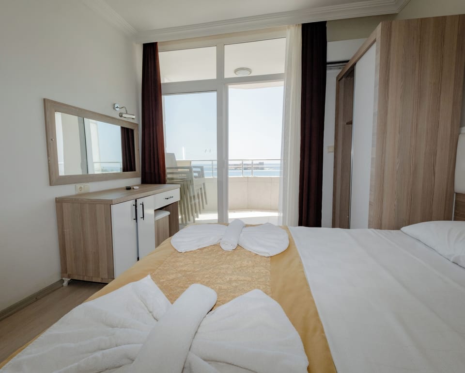 Suite, Sea View, Corner | Minibar, desk, free cribs/infant beds, rollaway beds