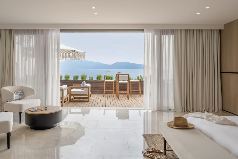 Room, 1 King Bed, Sea View | Minibar, in-room safe, individually decorated, desk
