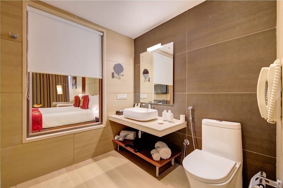 Fern Club Room with Balcony and Mountain View | Bathroom | Shower, free toiletries, hair dryer, slippers