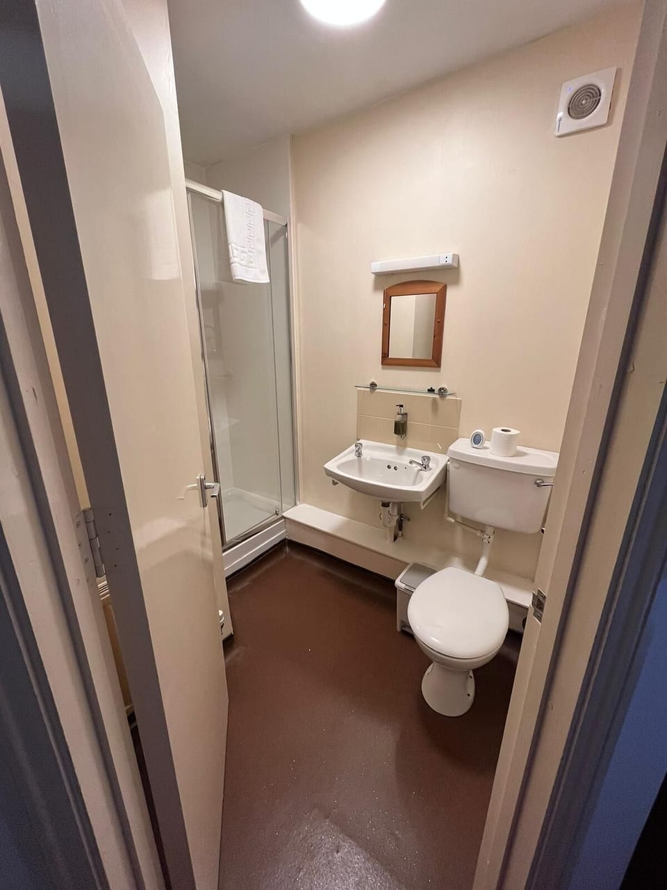 Economy Double Room, Ensuite | Bathroom | Shower, hair dryer, towels